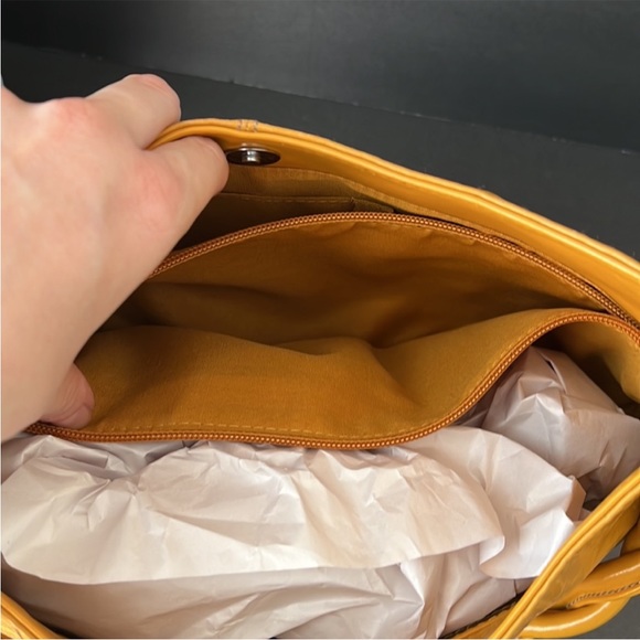 Peck & Peck Collection Twisted Handle Yellow Leather Hobo Shoulder Bag - Picture 4 of 12